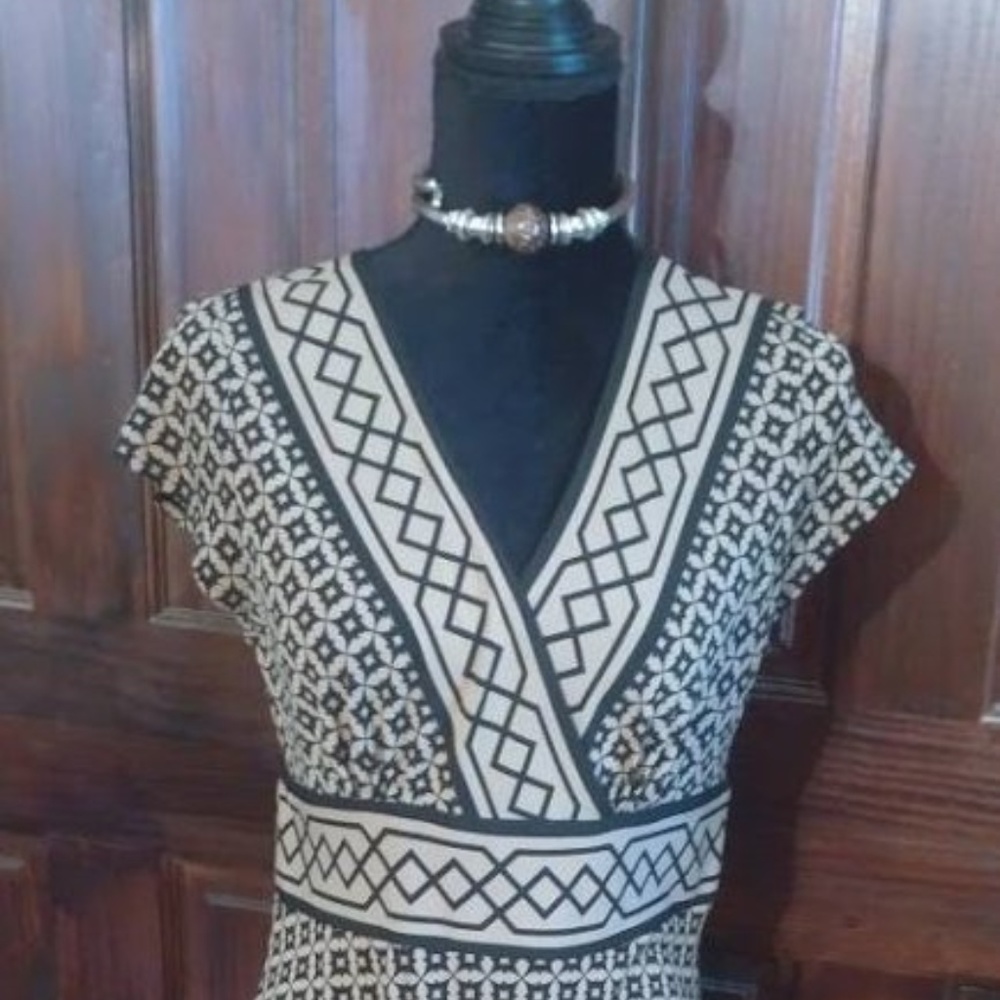 Black & tan geometric cap sleeve dress like new